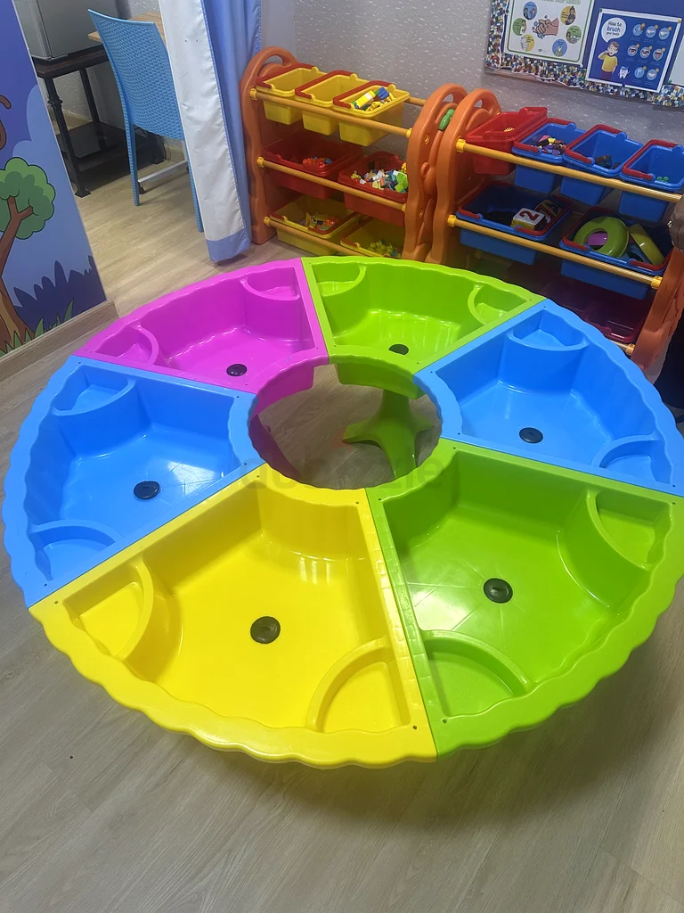 طاولة نشاط ملونة للأطفال - مثالية للعب!63196631103362112