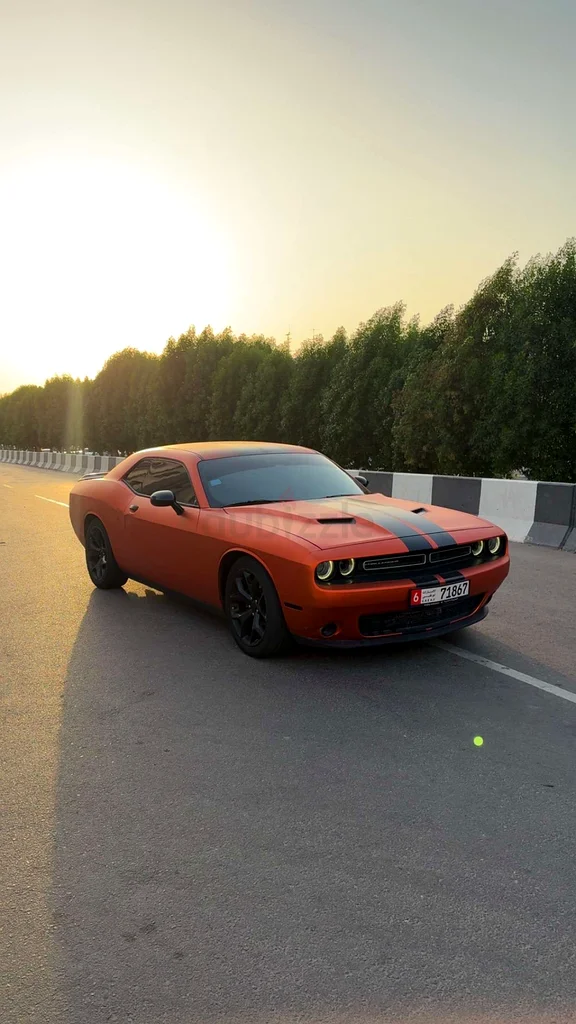 Dodge Challenger sxt Clean as new (Negotiable)63156540636161111