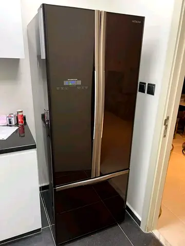 Sleek Hitachi standard size Refrigerator - Modern and Spacious!