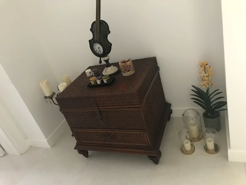 Elegant Wooden Storage Chest with Intricate Detailing632188126654731113