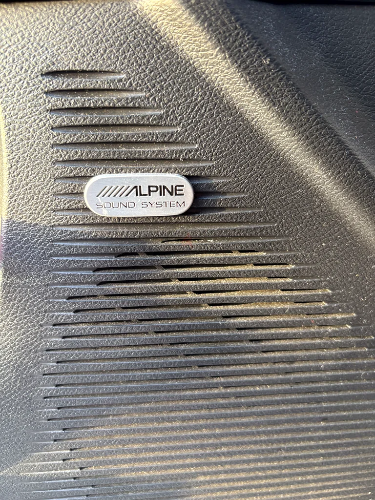 Dodge Challenger sxt Clean as new (Negotiable)63156540636161114
