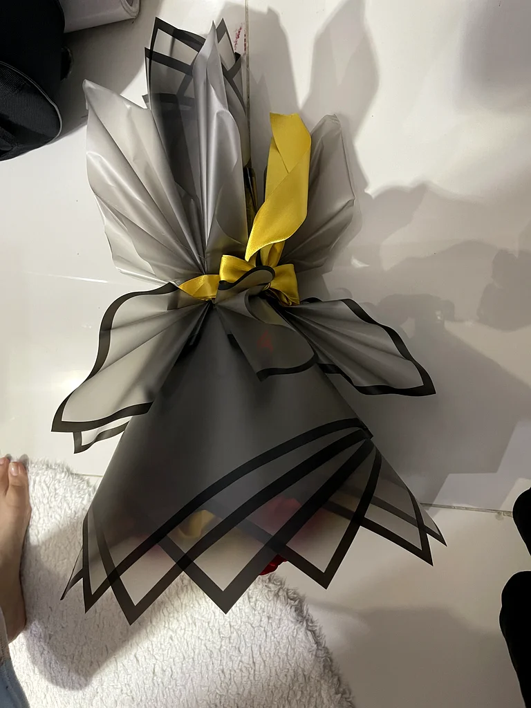 باقة زهور يدوية الصنع بتصميم فيراري أنيقة63171315805571112