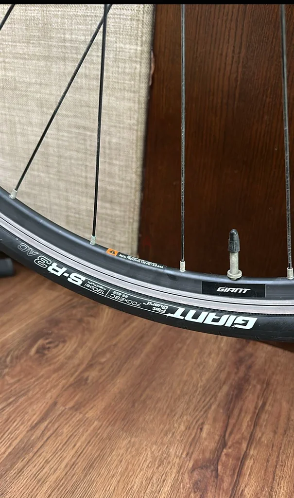High-Performance Road Bike - Perfect for Cycling Enthusiasts! gaint63169469656962112