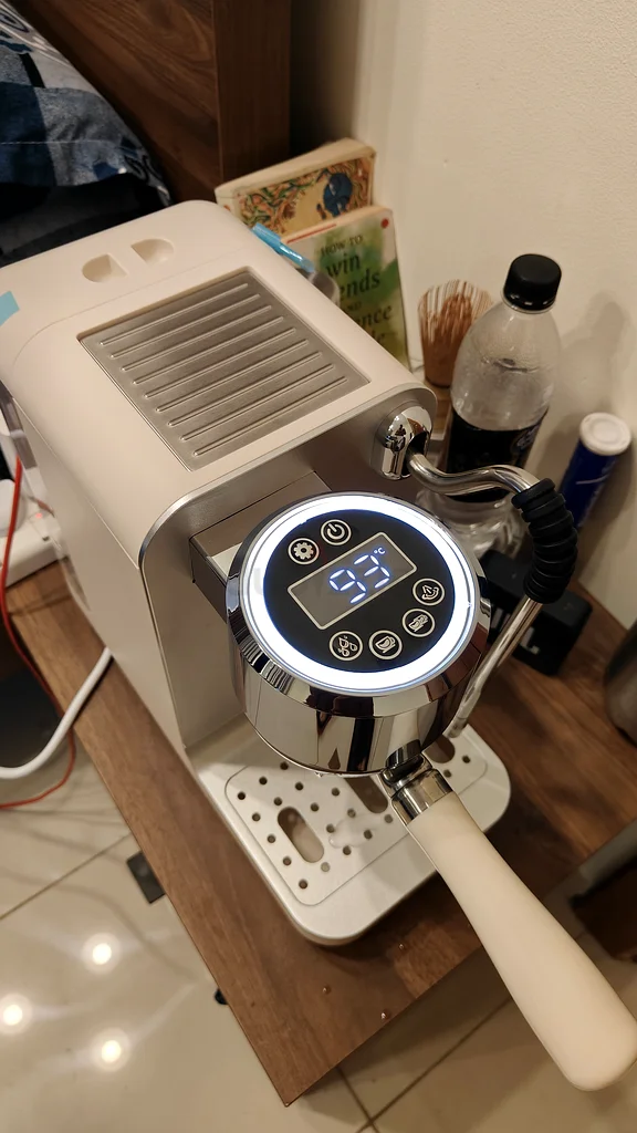 Sleek and Modern Espresso Machine - Perfect for Home Baristas!63253977139330111