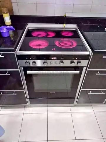 Siemens 4 Hobs electric ceramic cooking range 60/60cm size perfect condition and working free delive