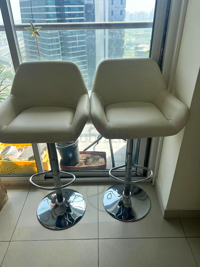 طاولة بار عصرية وأنيقة مع كراسي لمساحات أنيقة63219818414979112