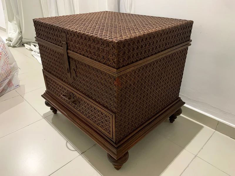 Elegant Wooden Storage Chest with Intricate Detailing63218812665473112
