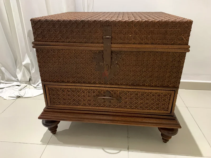 Elegant Wooden Storage Chest with Intricate Detailing63218812665473111