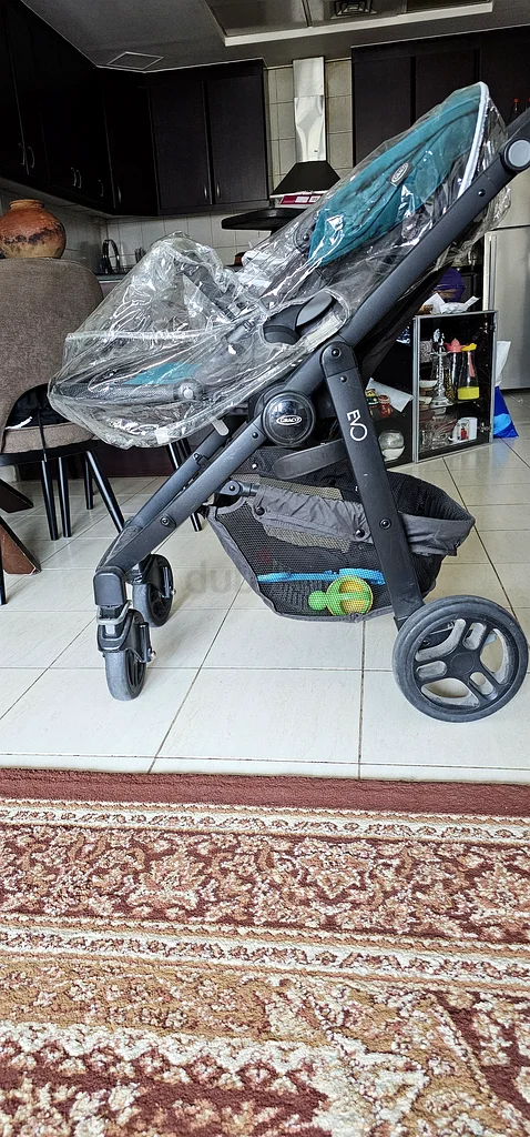متوفر للبيع عربة أنيقة ومريحة مع سرير صغير ومقعد سيارة.63198144379011113