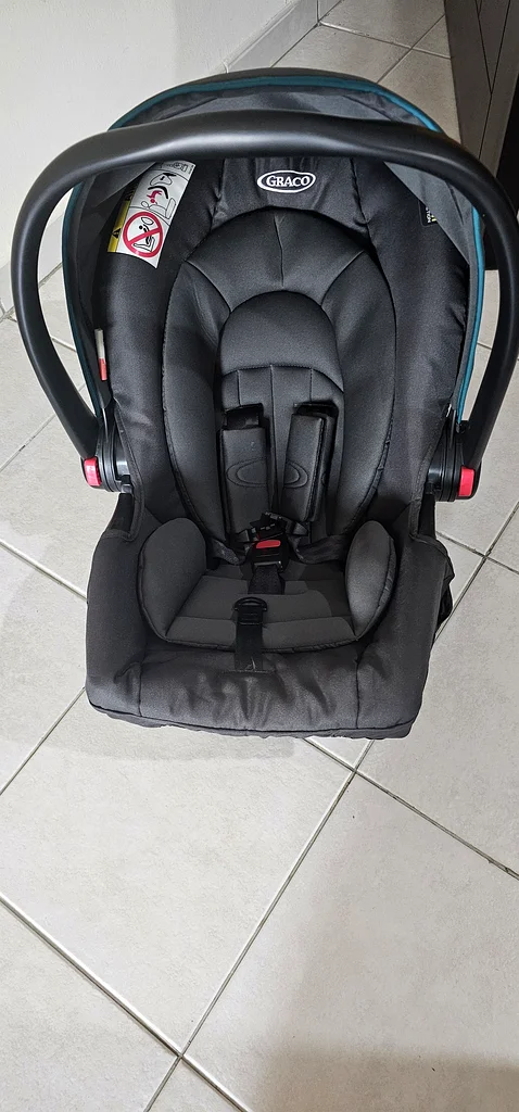 متوفر للبيع عربة أنيقة ومريحة مع سرير صغير ومقعد سيارة.63198144379011114