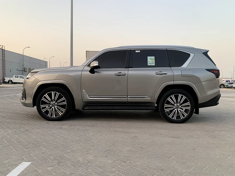 For sale type: Lexus LX600 Sequoia  
Origin: Gulf  
Model: 2023  
Mileage: 73,000  
Number of cylinders: V663136483182594112
