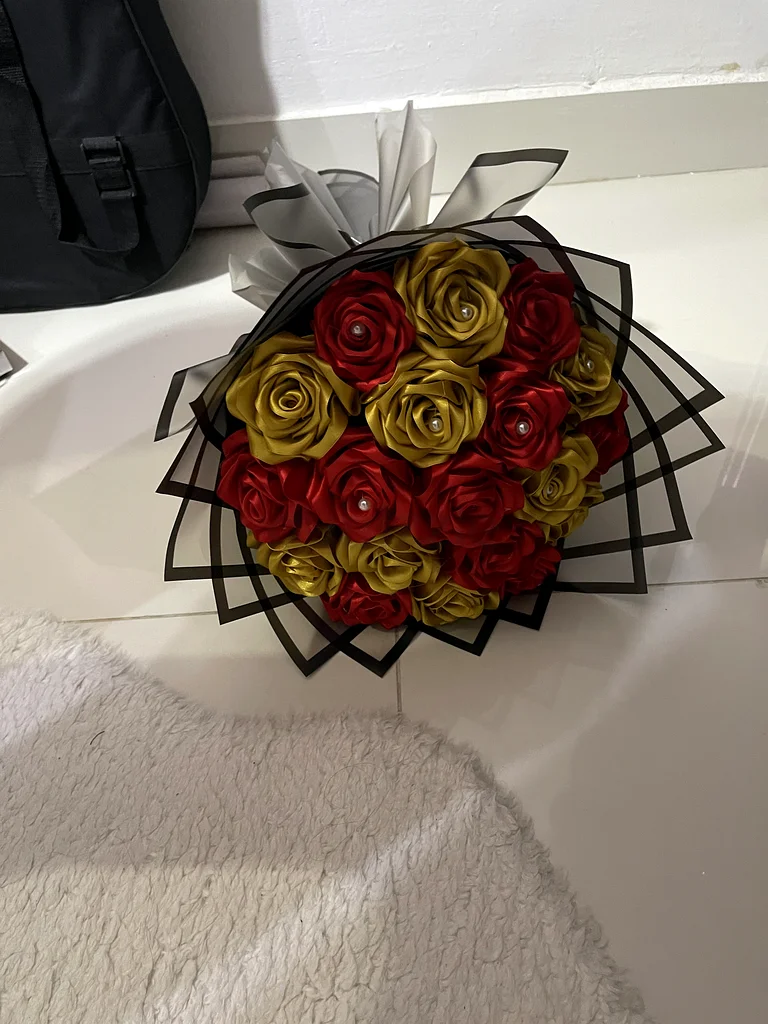 باقة زهور يدوية الصنع بتصميم فيراري أنيقة63171315805571111