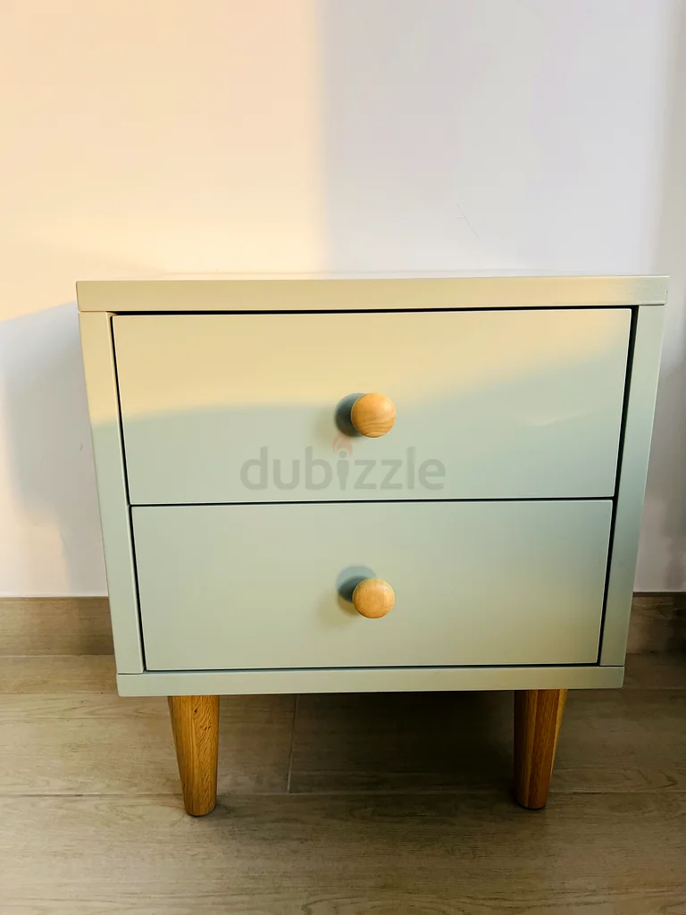 Modern Side Table with Drawers – Great Condition63179385939971111