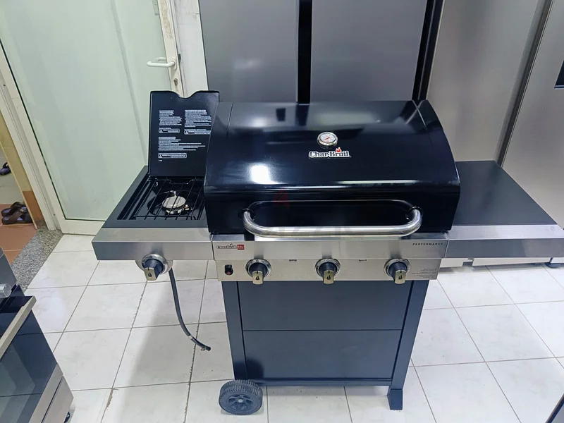 شواية غاز من علامة تشار-بروبل، طراز بيرفورمانس 330، بثلاثة مواقد مع موقد غاز جانبي، بحالة ممتازة63169929416322112
