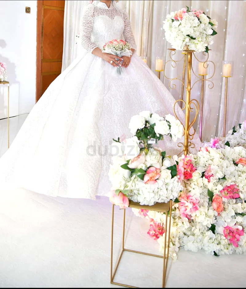 An exquisite wedding dress that will make you shine on your special day.63241133492483112