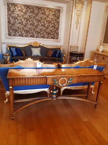 Elegant Vintage Console Table - A Touch of Royalty for Your Home!