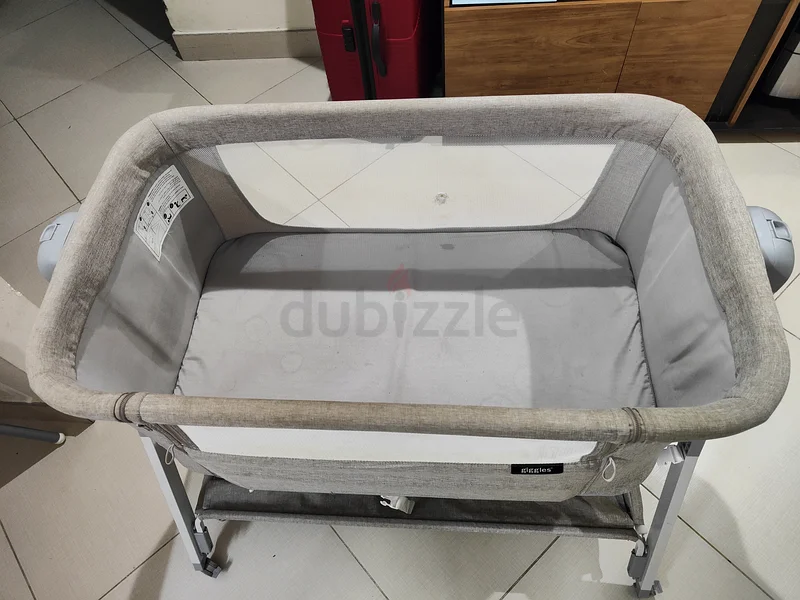 سرير أطفال أنيق وعملي للبيع!63175735820291112