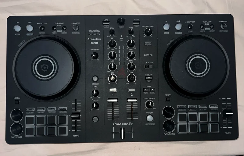 ب Pioneer DDJ FLX4 - استخدام لمدة 3 أيام (جديد بالكامل)63229681566721111