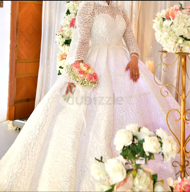 An exquisite wedding dress that will make you shine on your special day.63241133492483113