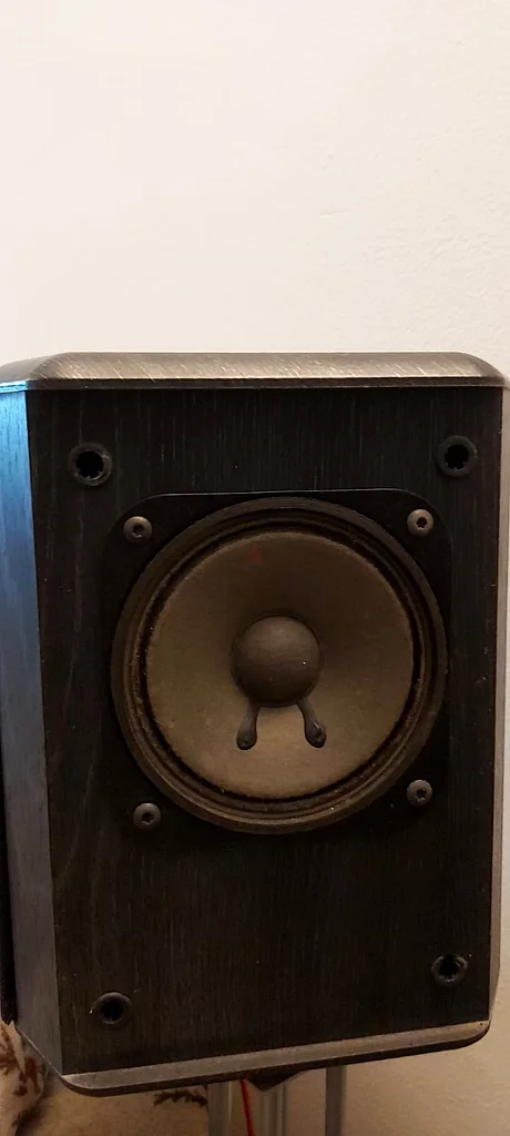 زوج من مكبرات الصوت ثلاثية الاتجاهات من JAMO (مصنوعة في الدنمارك) مع حوامل من إيكيا.63165248164483114