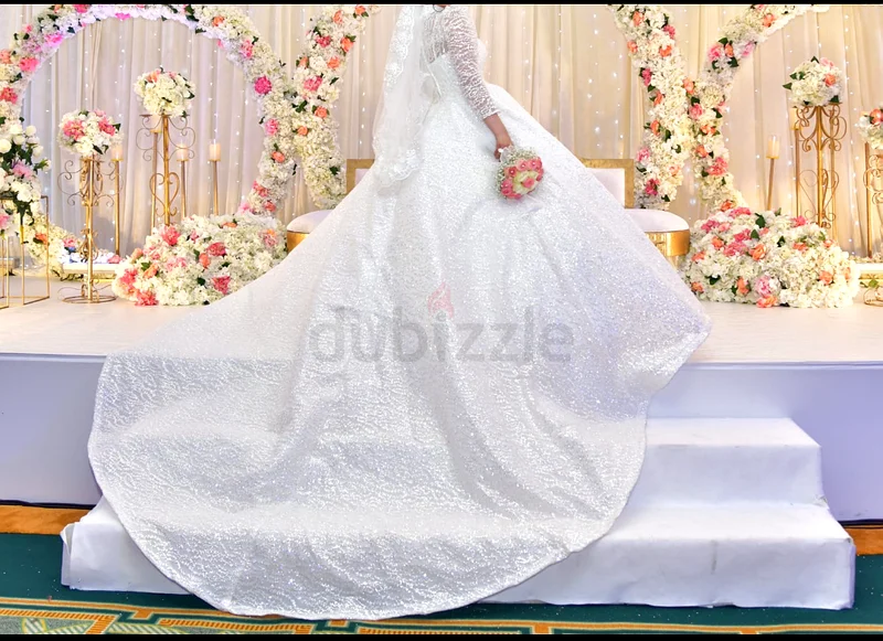 An exquisite wedding dress that will make you shine on your special day.63241133492483111