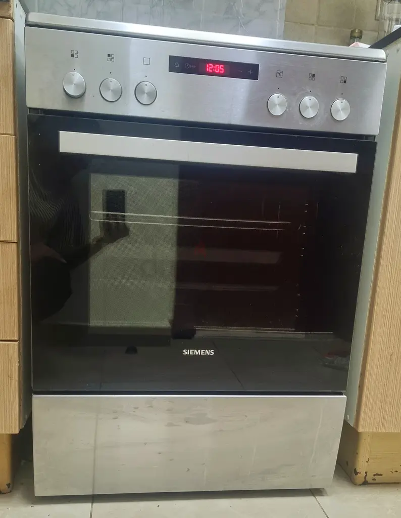 SIEMENS BRAND NEW ELECTRIC COOKING RANGE ONLY 7 MONTHS USED