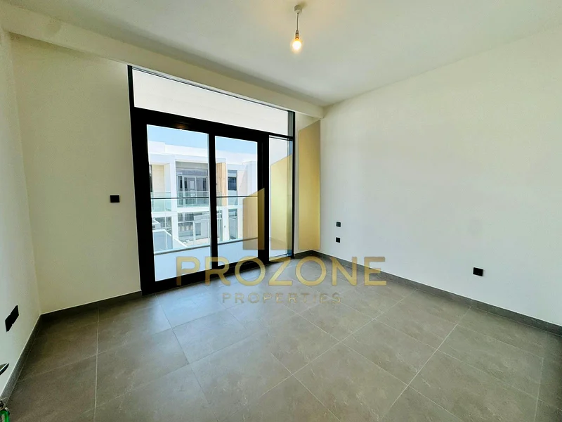 صف مفرد | حديثة بـ 4 غرف نوم | جديدة بالكامل63930884160514113
