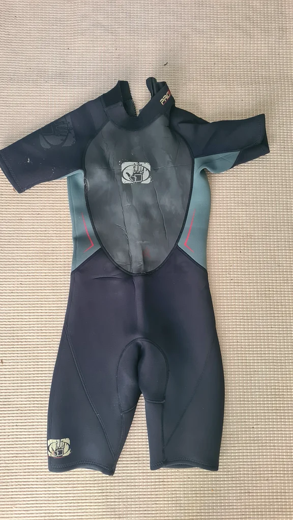 Dive Into Adventure with This Body Glove Wetsuit!63242691416321113