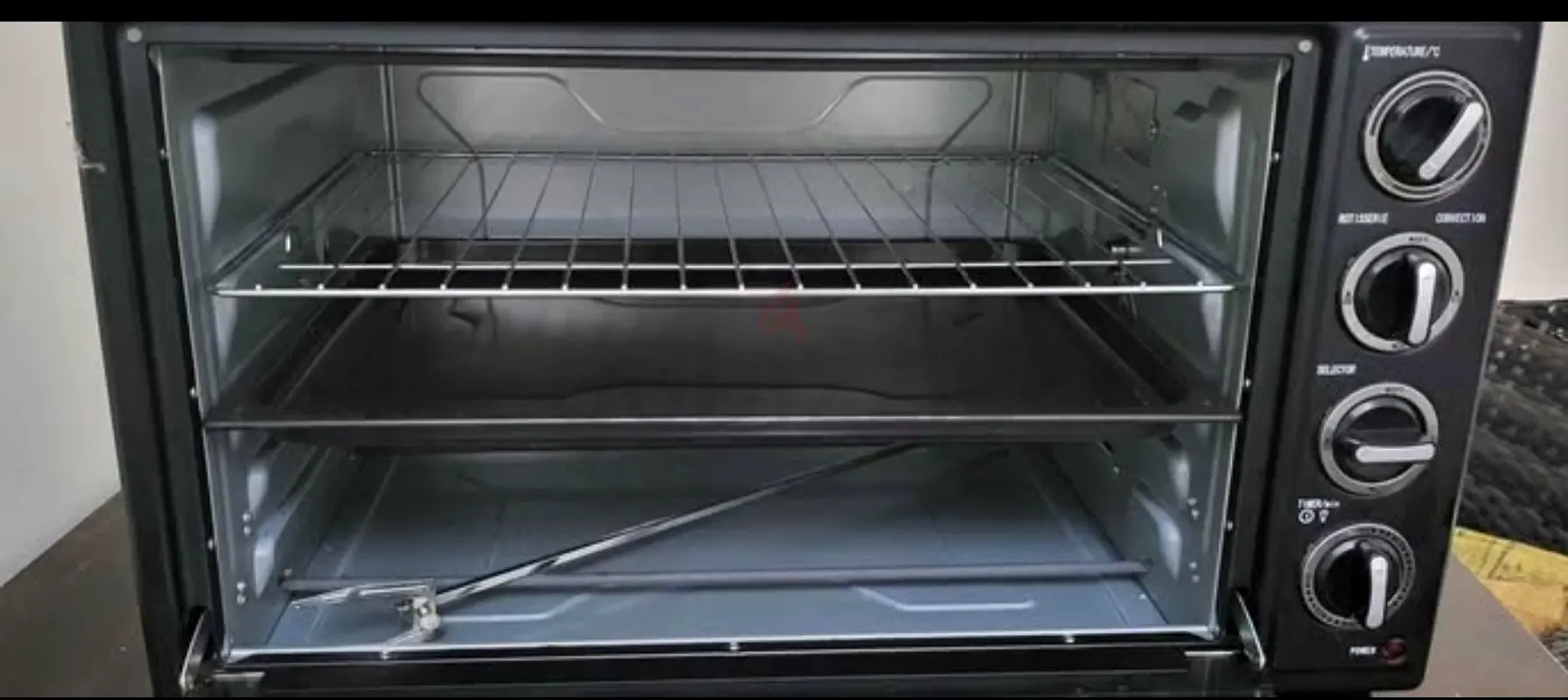 Oven for Effortless Baking and Cooking for sale only 200 Dhs