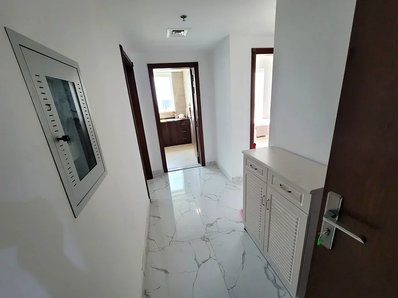 شقة واسعة من 3 غرف نوم مع إطلالة على الخور وتكييف مركزي مجاني63887947155715111
