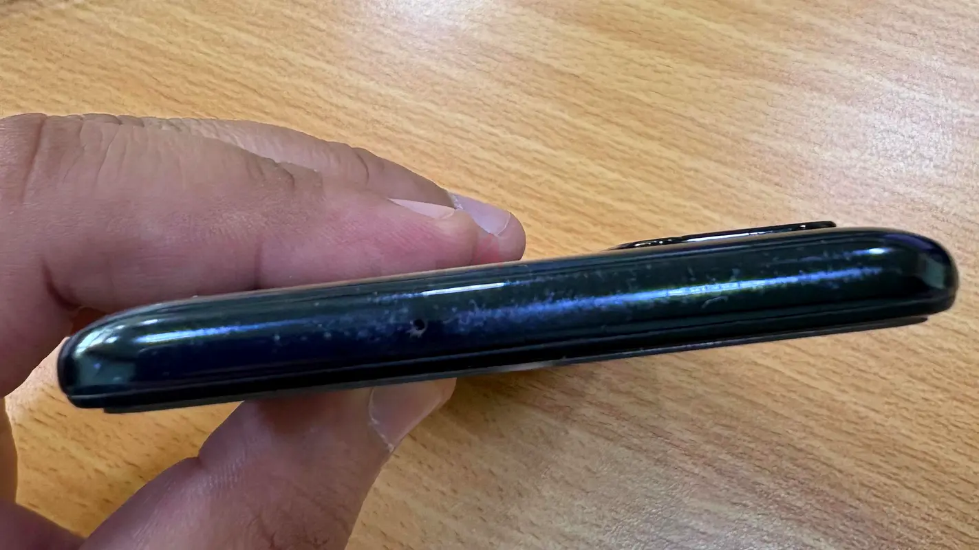 Sleek and Stylish Mobile Phone - Great Condition!