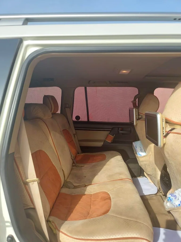 Toyota Land Cruiser 2011 model, 5.7 engine, showroom condition, very very clean.63140687876098112