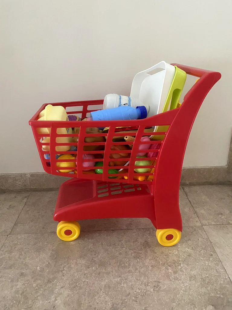 عربة تسوق ألعاب مليئة بعناصر طعام وهمية63227282594435111