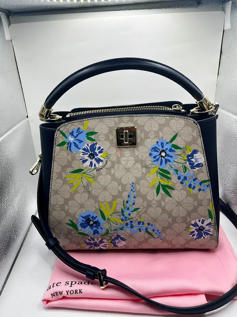 Kate Spade Bucket Bag S-M size brand new condition with Tag Authentic with dustbag