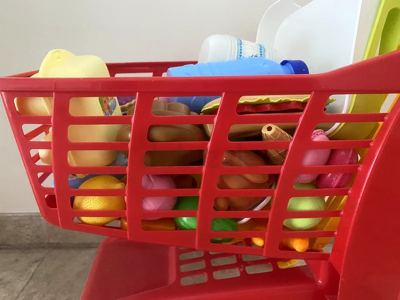 عربة تسوق ألعاب مليئة بعناصر طعام وهمية63227282594435113