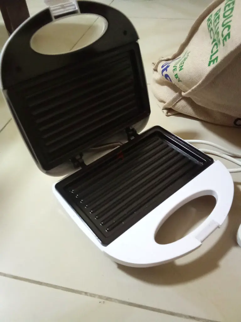 Compact and Efficient Sandwich Maker - Perfect for Quick Meals!63252944475137111