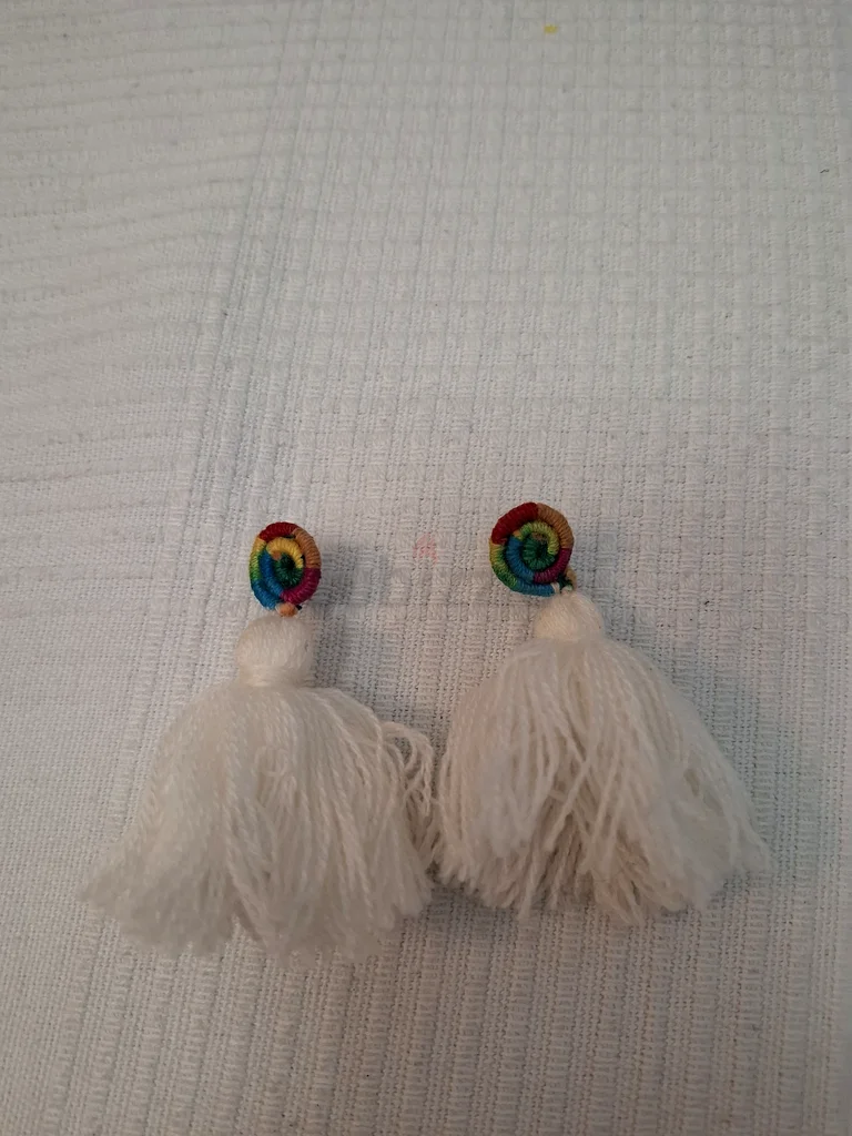 Chic White Tassel Earrings for Trendsetters!63172683596802111