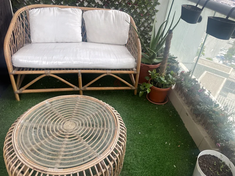 أريكة راتنج أنيقة مع طاولة قهوة - مثالية لتراسك!63218809759233112