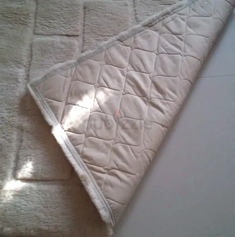 Elegant White Textured rug from New Zealand brand! Real alpaka fur in excellent condition.632114181666581123