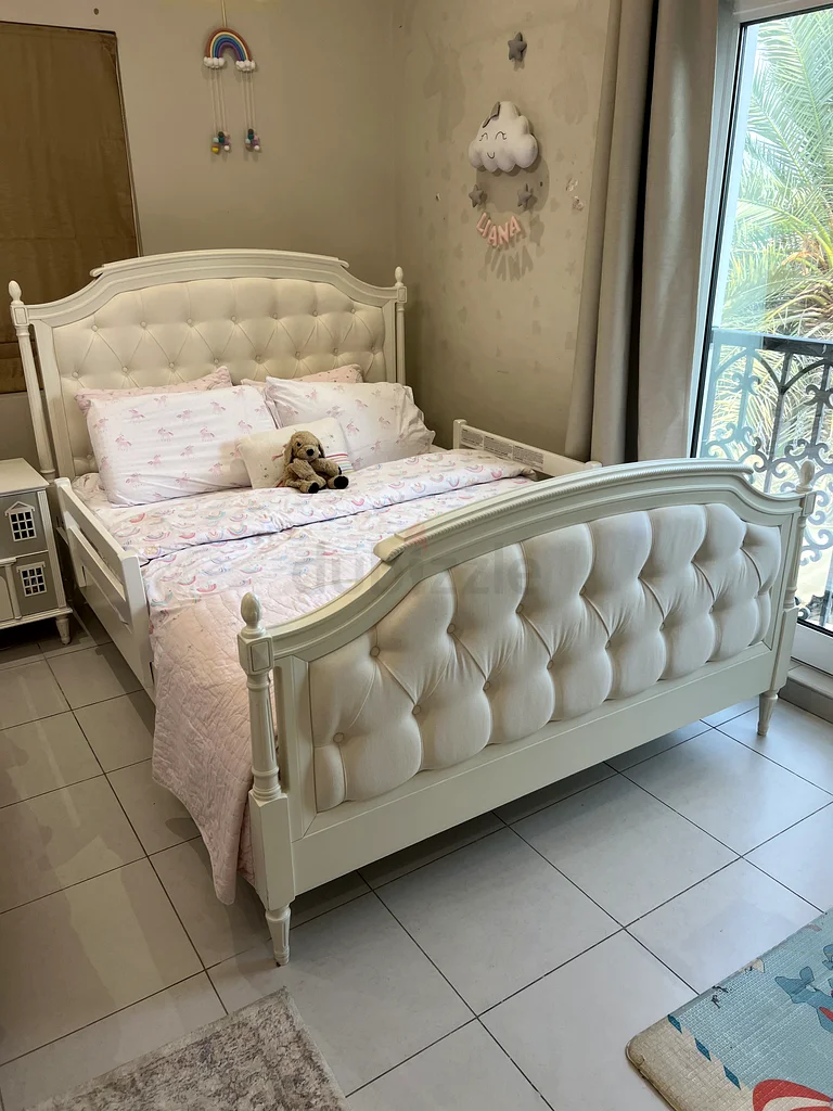 Pottery Barn French White Queen-Sized Blythe Upholstered Bed INCLUDING Pottery Barn Mattress632208320085781114