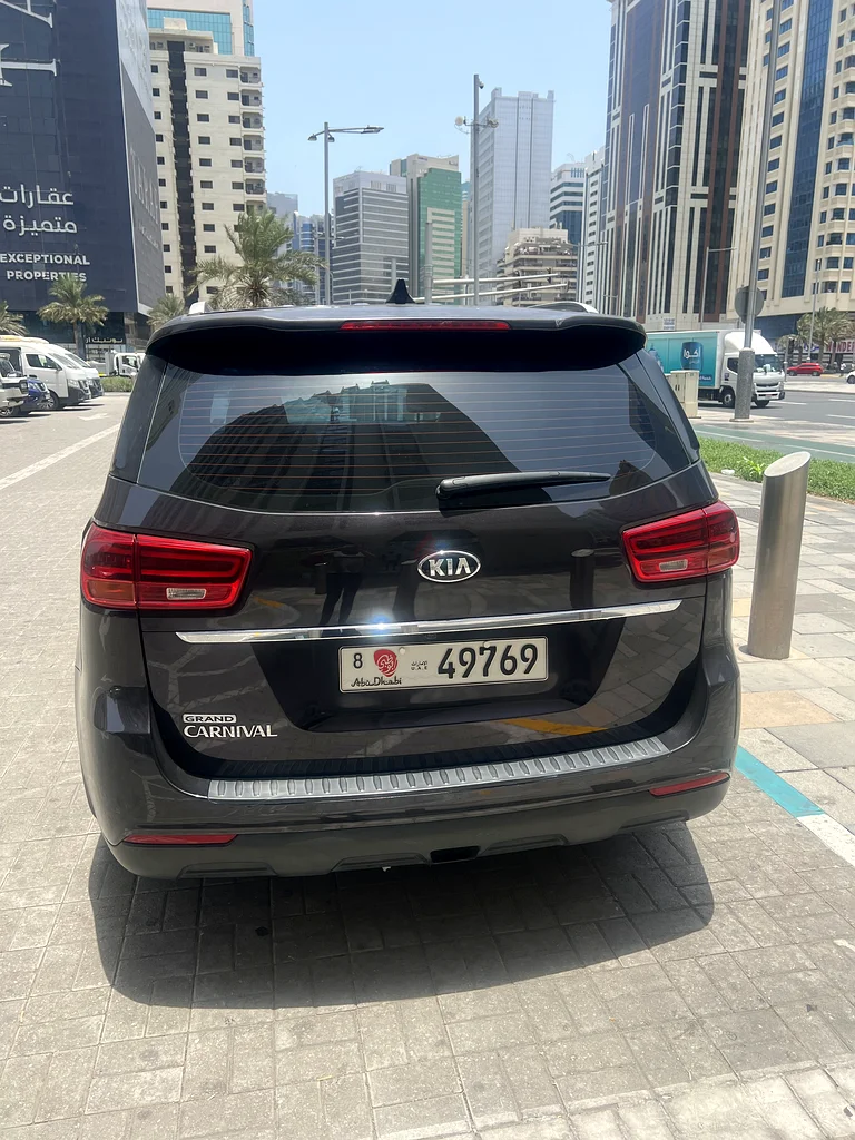Kia carnival lady driven for sale63152289794433111