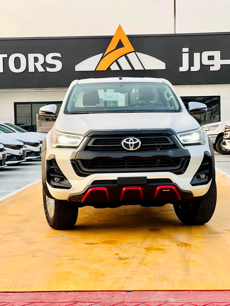 TOYOTA HILUX SR5 FULL OPTION 4.0 PETROL 2025 A/T63147211179393112