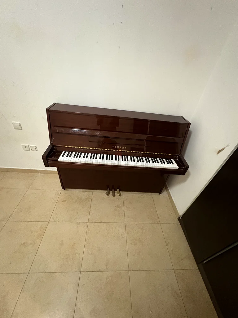 بيانو قائم أنيق للبيع - مثالي لعشاق الموسيقى!63175732773633111