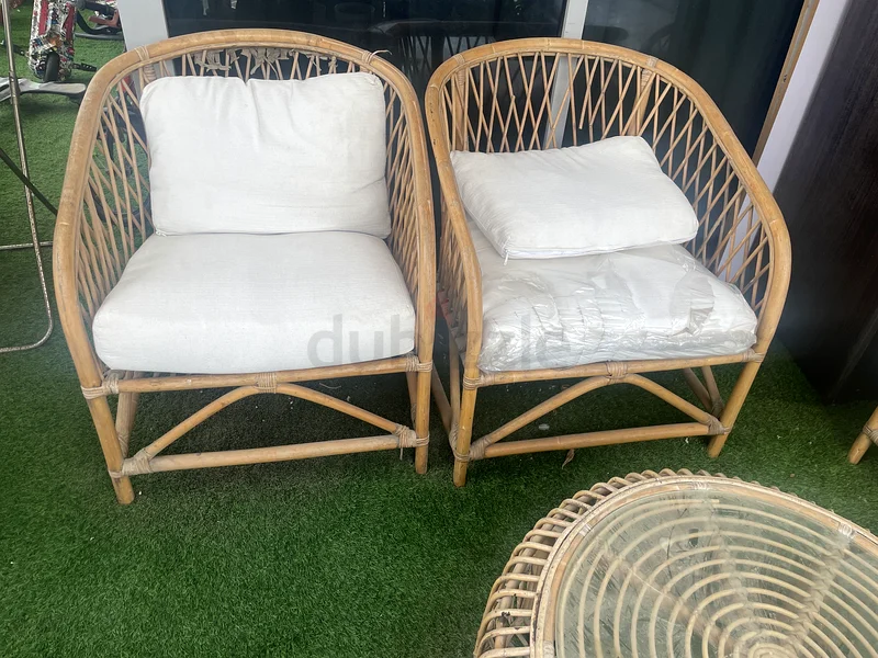 أريكة راتنج أنيقة مع طاولة قهوة - مثالية لتراسك!63218809759233111