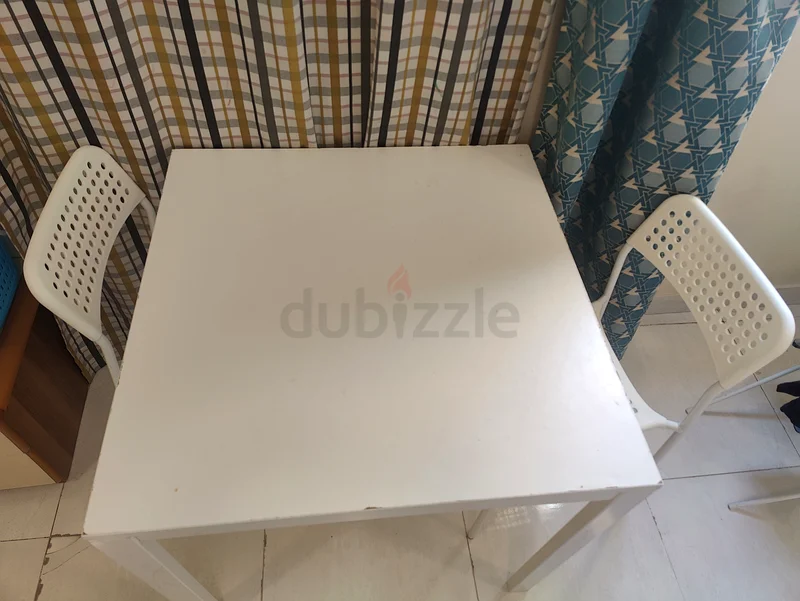 طاولة طعام بيضاء أنيقة مع كراسي للبيع!631862693852191123