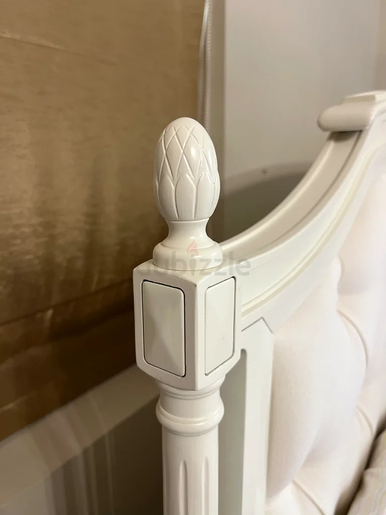 Pottery Barn French White Queen-Sized Blythe Upholstered Bed INCLUDING Pottery Barn Mattress63220832008578112
