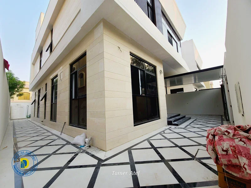For sale, a villa on a street and alley, 6 rooms and 2 halls, in the Al-Muwaihat area. The price includes central air conditioning.63870241148418112