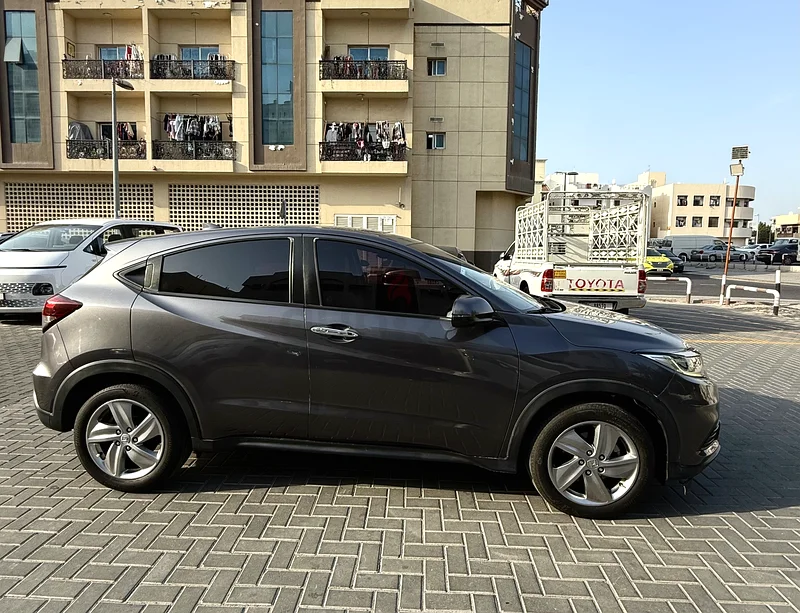 هوندا HRV بقيادة امرأة بدون تاريخ حوادث63174307693571112