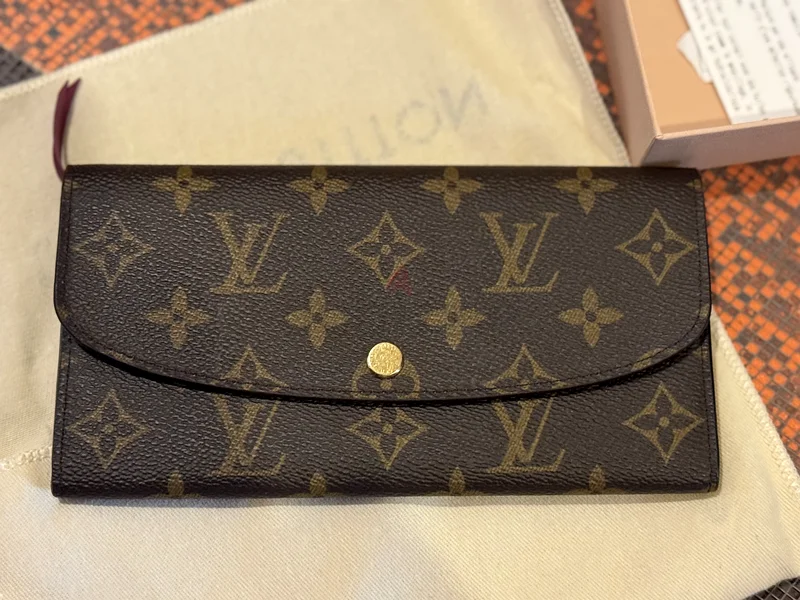 محفظة لويس فويتون إيميلي، غطاء جواز السفر63237610281986114