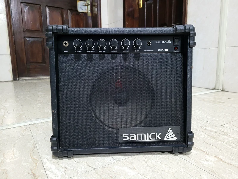 مضخم جيتار ساميك SM-10 بحالة عمل ممتازة - 220 فولت، 50/60 هرتز63198621275394111